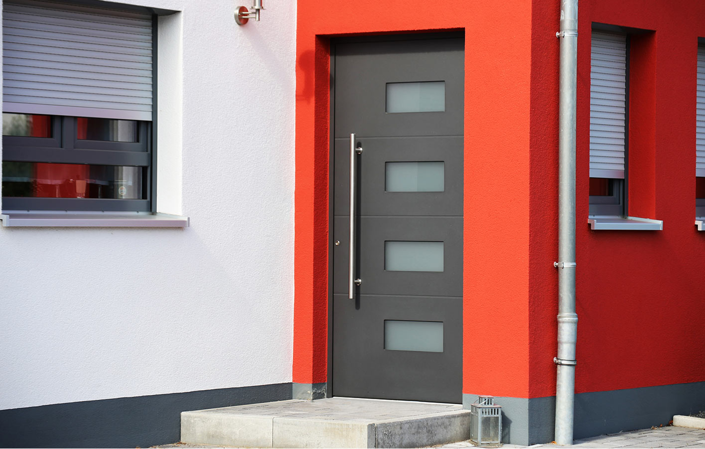 Moderne Alu-Haustüren für einen tollen Stil am modernes Haus Eingang eines modernen Einfamilienhauses mit grauer Eingangstür