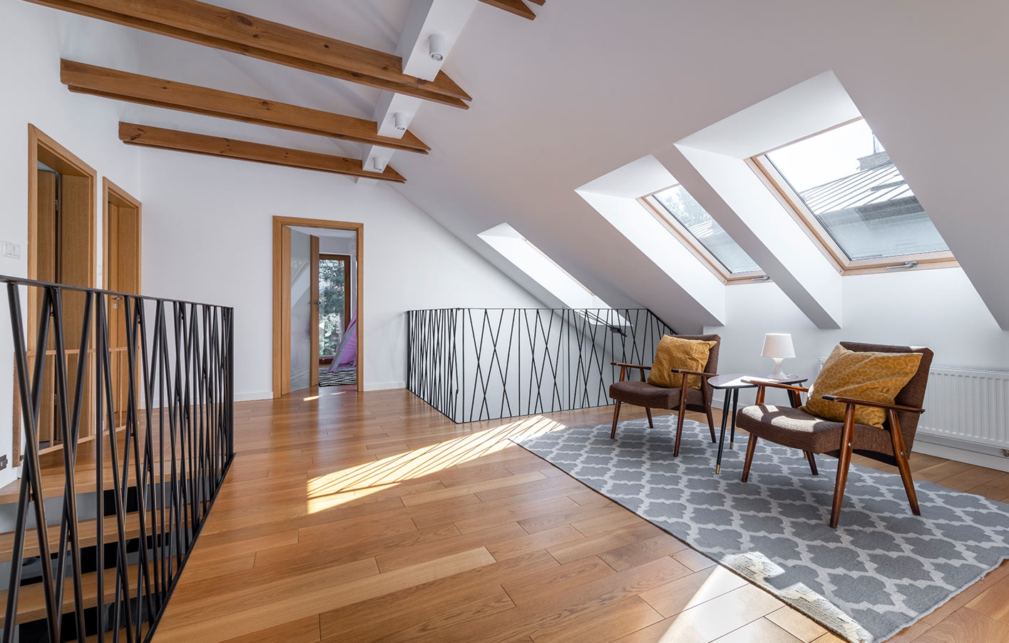 Umweltbewusst: Holzboden + Parkett = ansprechend + gemütlich Moderne Mansarde mit hochwertigen Parkettboden Landhausdiele Eiche